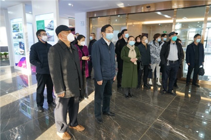12月14日，張家界市政協(xié)黨組書(shū)記、主席歐陽(yáng)斌一行來(lái)到張家界高新區(qū)萬(wàn)眾實(shí)業(yè)集團(tuán)有限公司，宣講黨的二十大精神